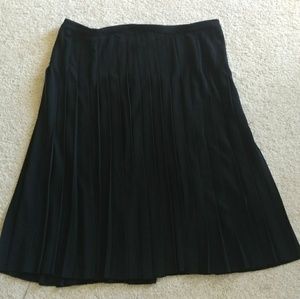 Black pleated skirt
